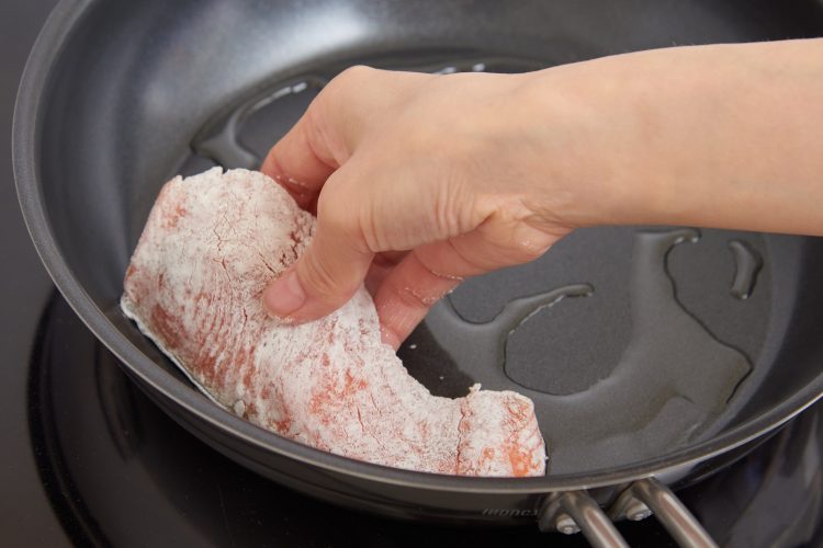 フライパンを熱して生鮭の皮面を下にして焼く