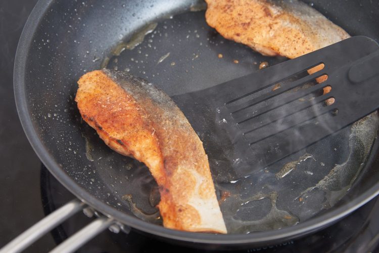 生鮭の皮面が焼けたらひっくり返して両面を焼く