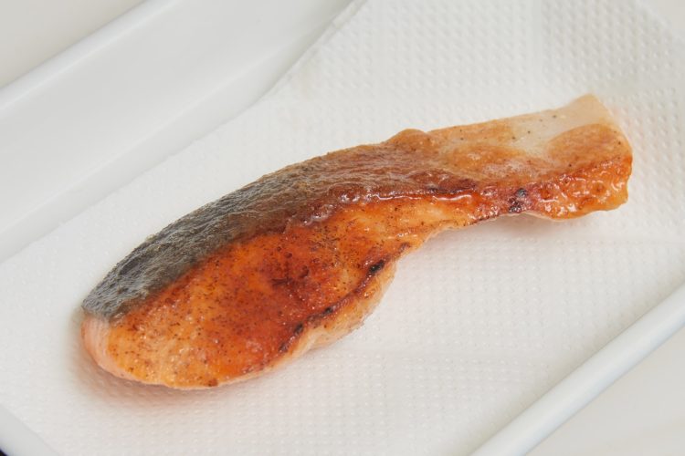 鮭の中まで火が通ったらキッチンペーパーに上げて余分な油を切る