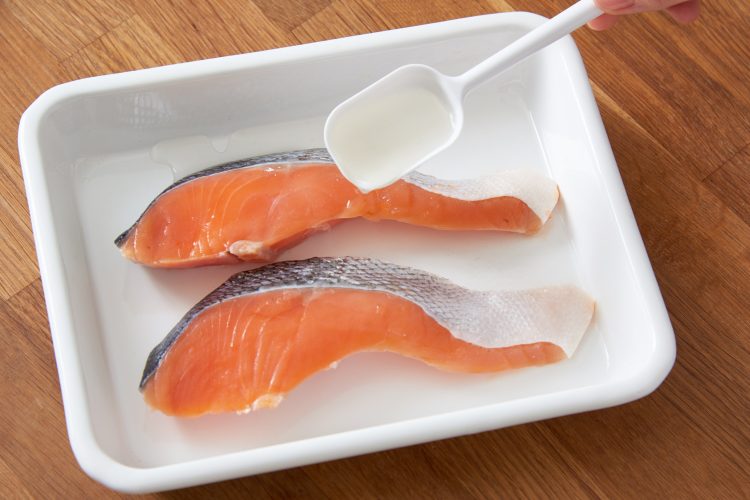 塩鮭に鮭をかけて5分ほど置く