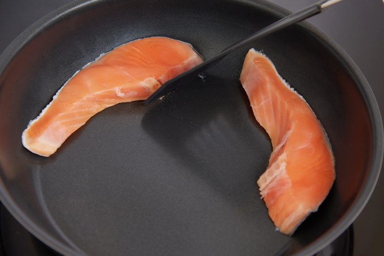 フライパンが温まってから塩鮭を3分ほど焼く
