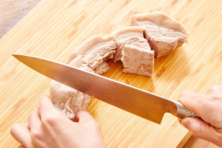 茹でた豚バラ肉を4～5等分に切る