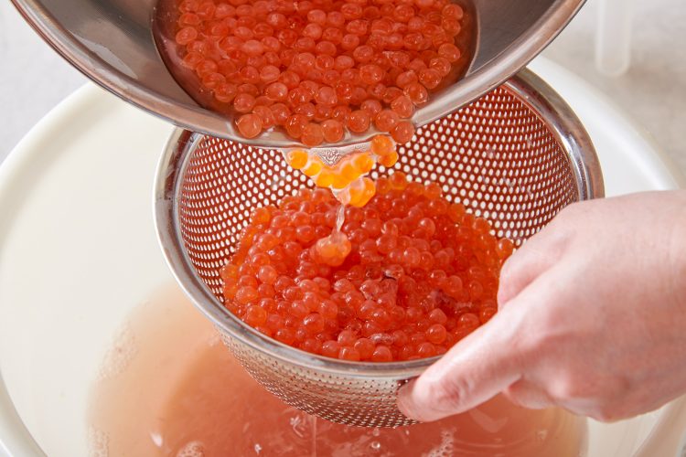 筋子の膜を取ったら湯でゆすぐ