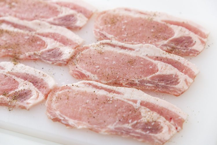 豚ロース肉の筋切りを終えたら片面に塩コショウを振る