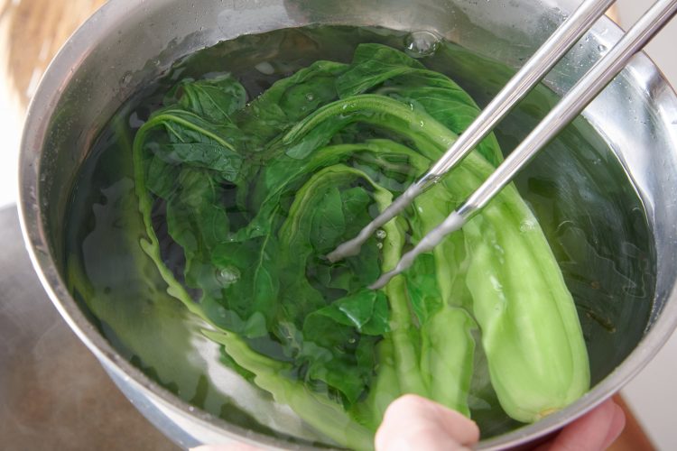 茹でた小松菜を冷水にさらす