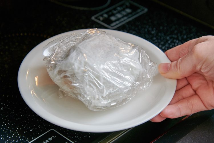 新ジャガを電子レンジで6～7分加熱する