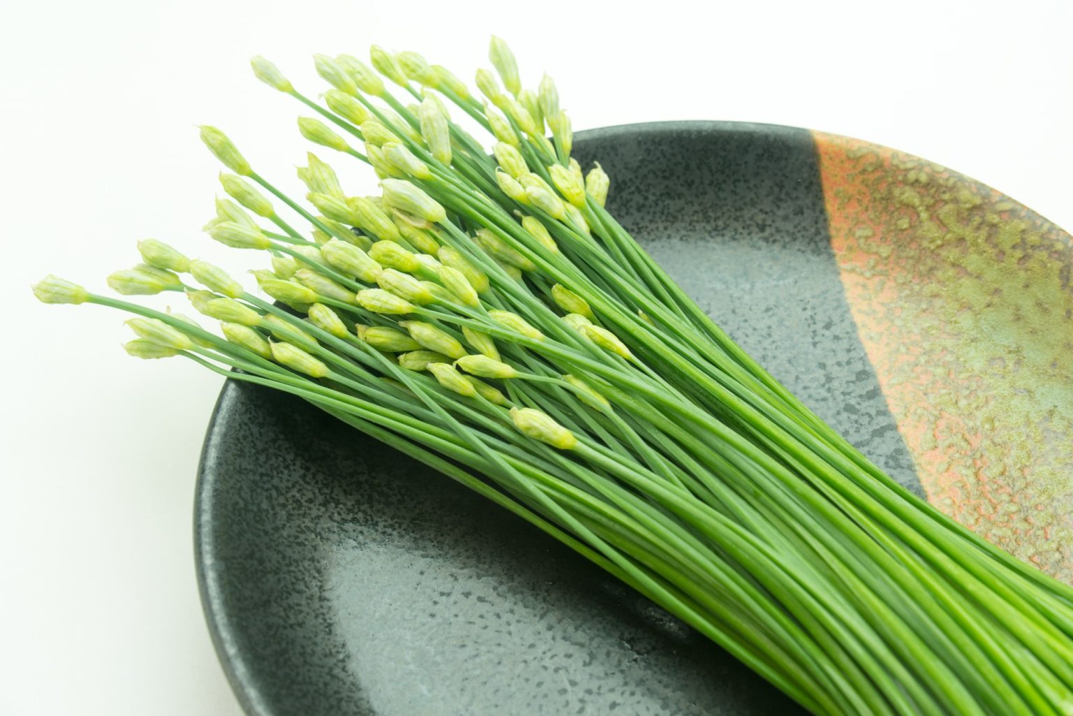 ニラはうれしい栄養素が豊富!効率的にとれる食べ方やレシピを紹介 - くらしトライ