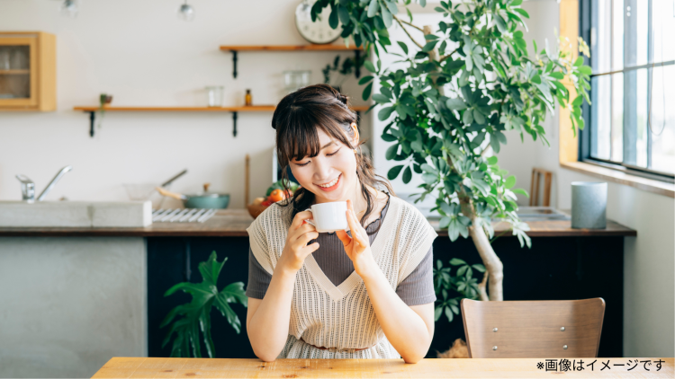 カフェオレを飲んでリラックスしている様子