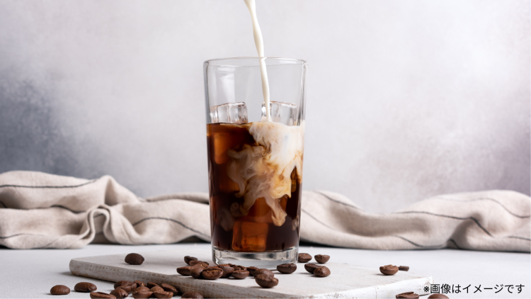 コーヒーに牛乳を注いでいる様子