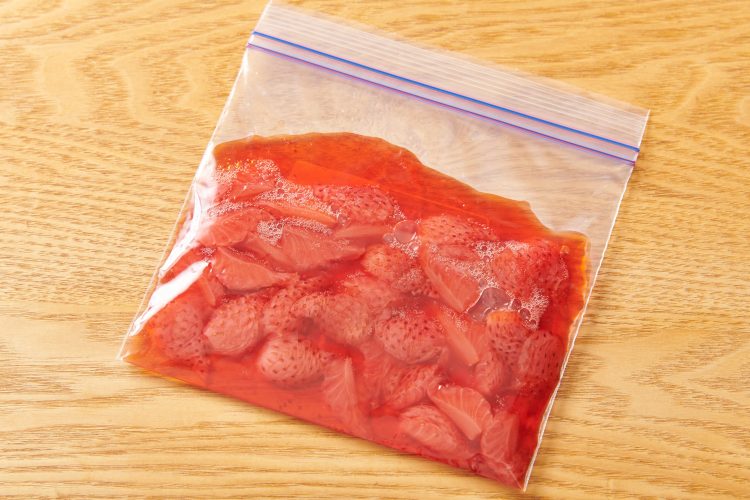 イチゴソースをジッパー付き保存袋に入れる