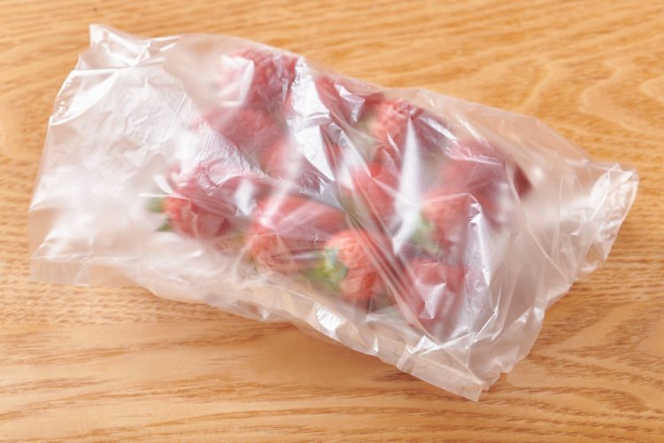 イチゴをパックのままビニール袋に入れて野菜室で保存