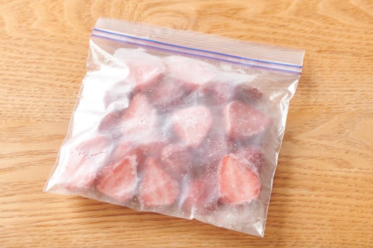 カットしたイチゴをジッパー付き保存袋に入れて冷凍
