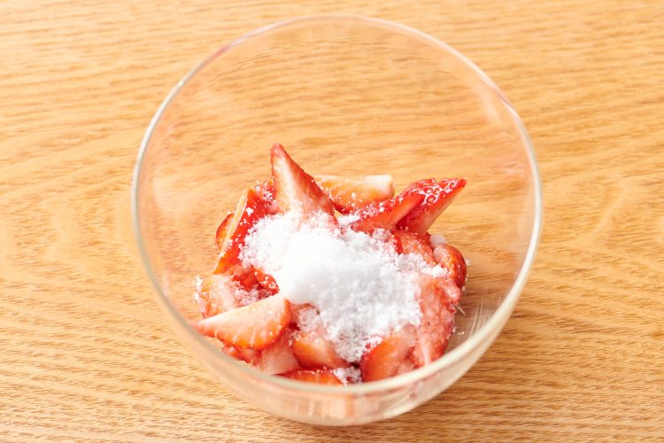 イチゴソースの材料をボウルに入れる