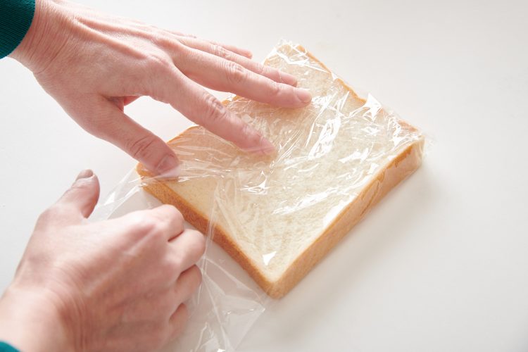 食パンをラップで包む方法