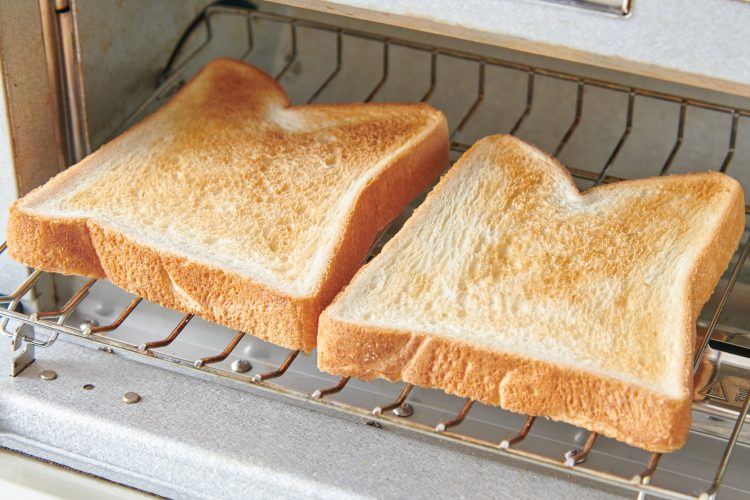 食パンをトースターで焼く