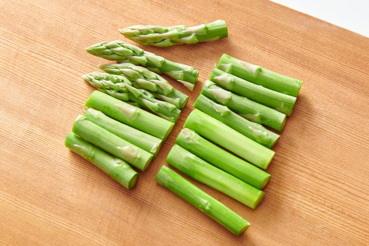 下処理したアスパラを食べやすい大きさに切る