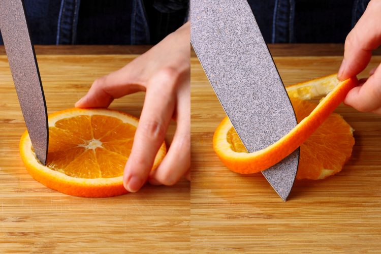 スライスしたオレンジの皮を切っている様子