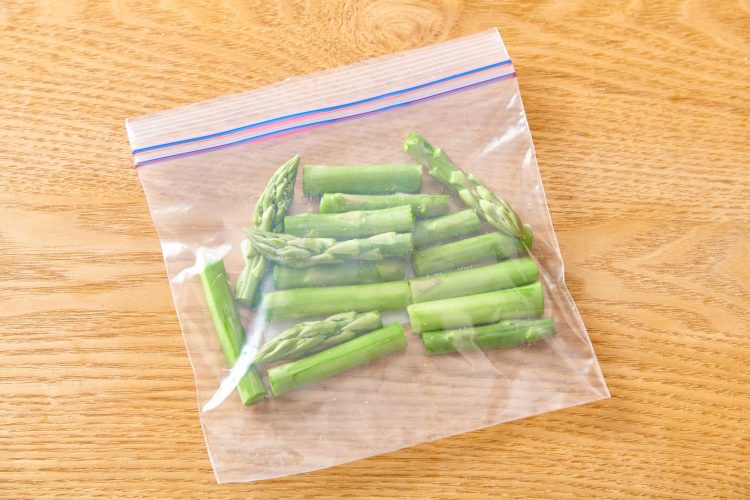 アスパラをジッパー付き保存袋に入れて冷凍