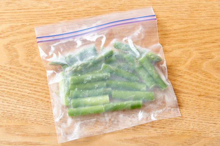 茹でてから冷凍したアスパラ