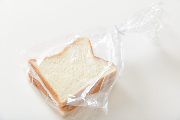 食パンを購入した袋のまま冷凍