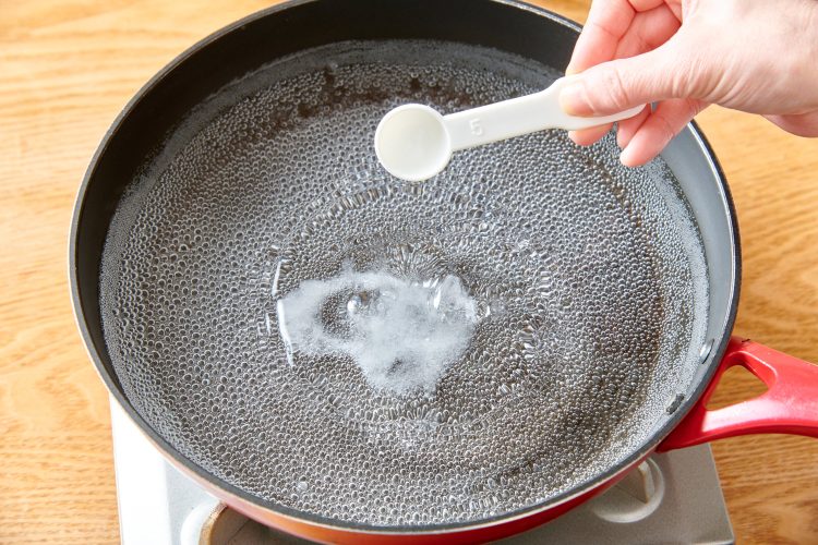 フライパンに水と塩を入れて火にかける