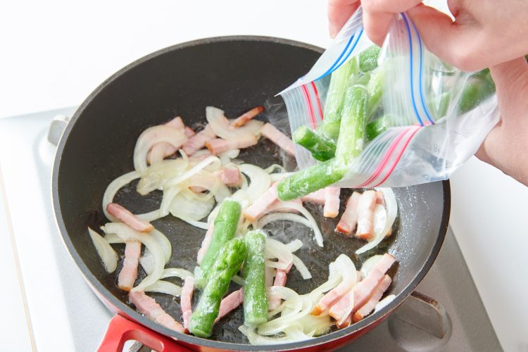 冷凍アスパラを炒め物に入れる