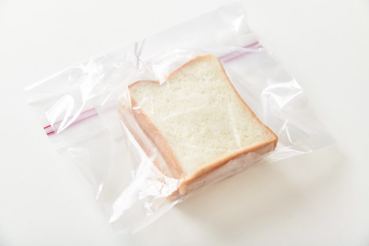 食パンを購入した袋のまま保存袋に入れて冷凍