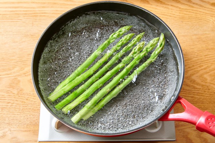 アスパラを茹でる