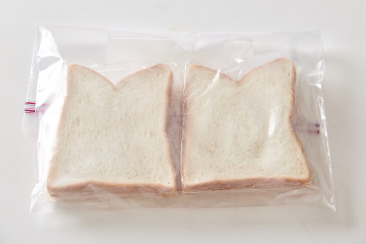 ラップに包んだ食パンを保存袋に入れて冷凍