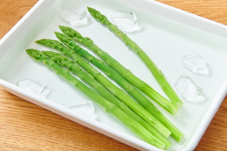 茹で上がったアスパラを氷水にとる