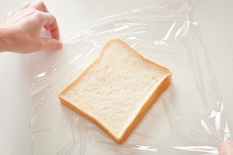 食パンをラップで包む方法