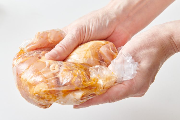 揉みながら鶏肉と下味の材料をなじませる