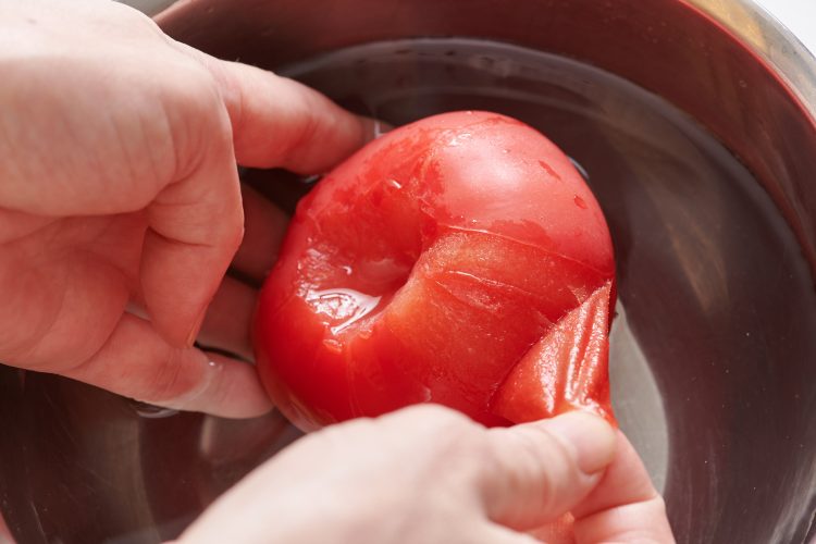 冷凍したトマトの皮むき方法