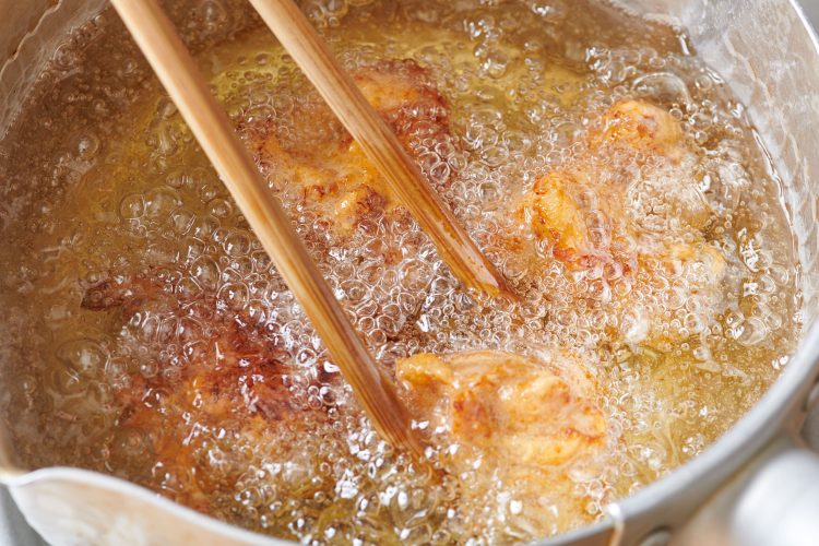 唐揚げを弱めの中火で3分程揚げる