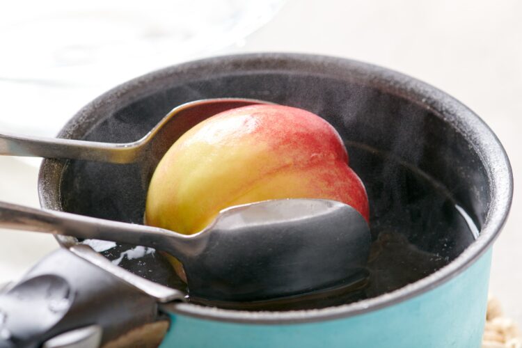 桃を熱湯につける
