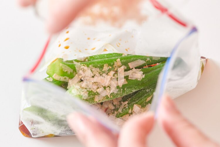 オクラをビニール袋などに入れて調味液を加える