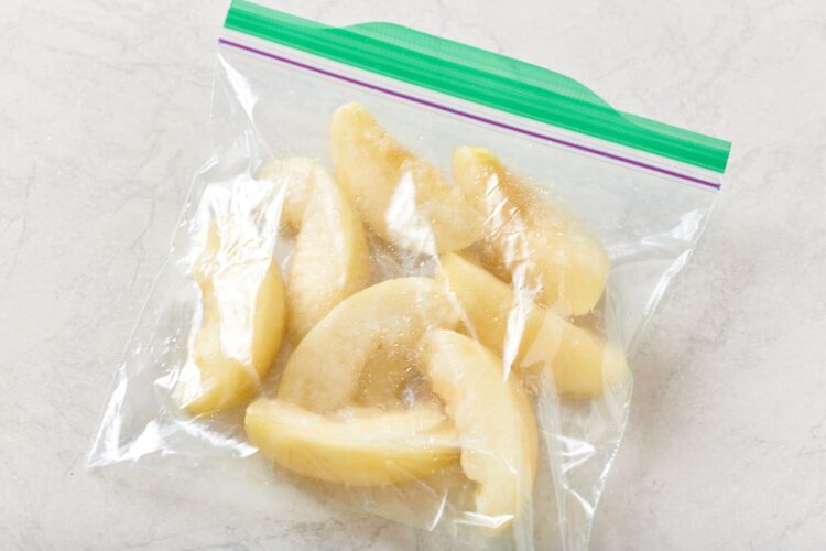 桃をジッパー付き保存袋に入れて冷凍庫へ