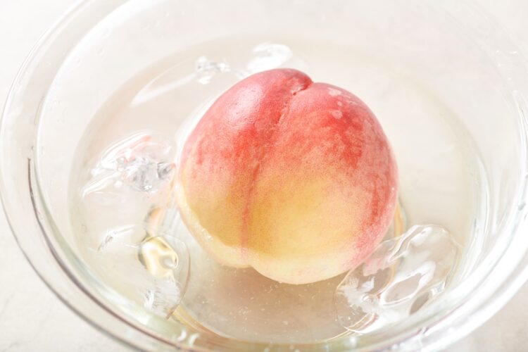 桃を氷水で冷やす