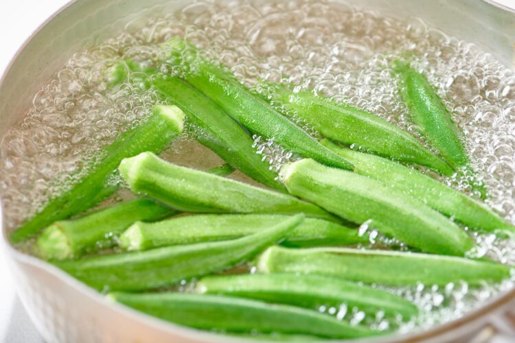 オクラを下茹でする