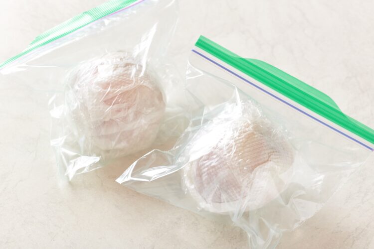 桃をジッパー付き保存袋に入れて冷蔵庫へ