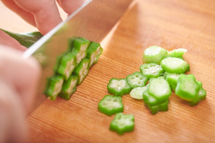 下茹でしたオクラを幅2mmの輪切りにする