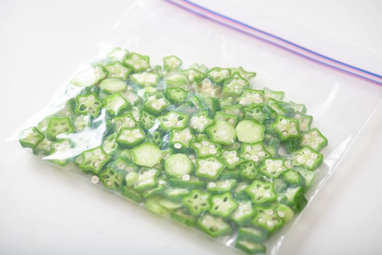 輪切りにしたオクラをジッパー付き保存袋に入れて冷凍庫へ
