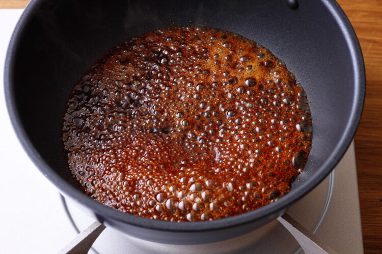 調味料をあわせて加熱している様子
