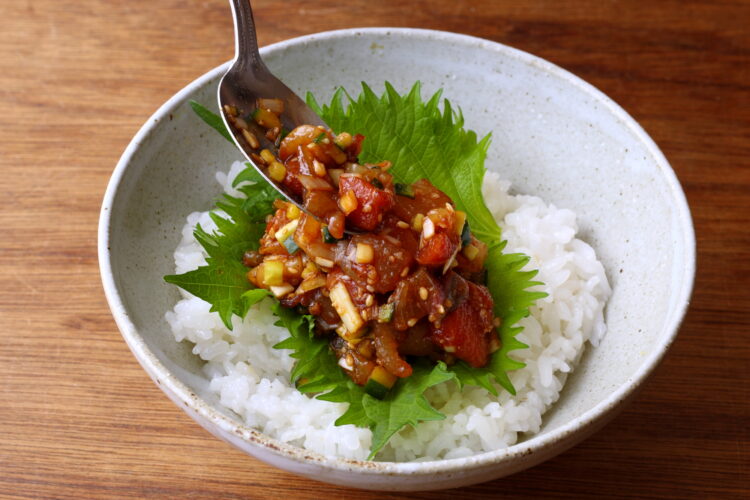 海鮮丼を盛り付けている様子