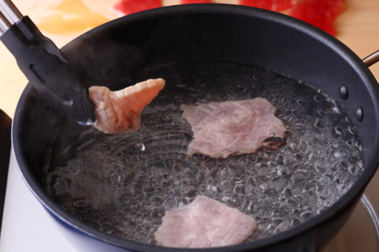 刺身を沸いた湯にくぐらせている様子