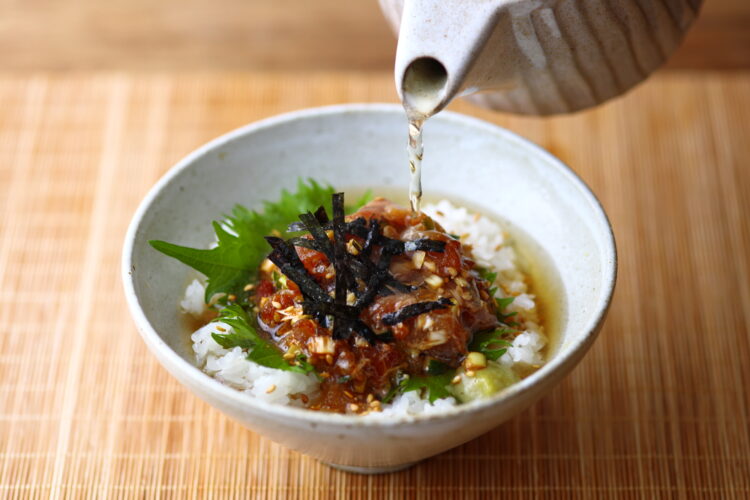 海鮮丼に出汁をかけている様子