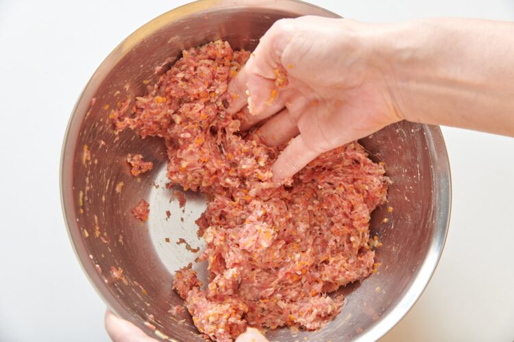 合いびき肉に調味料を加える