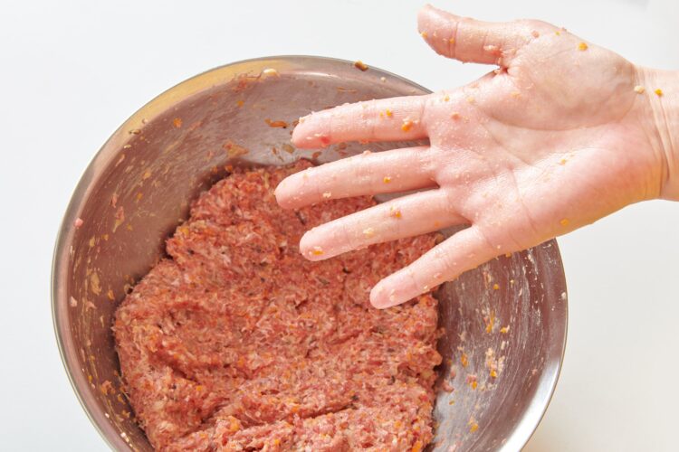 ハンバーグのタネに粘りが出て具材が手につかなくなる