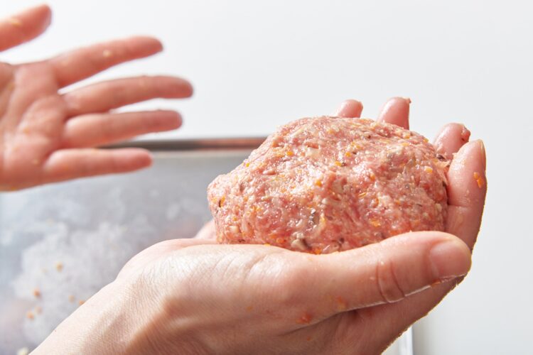 ハンバーグのタネを2等分にして空気を抜く