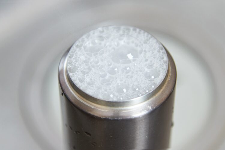 水筒本体に50℃のお湯を注ぐ